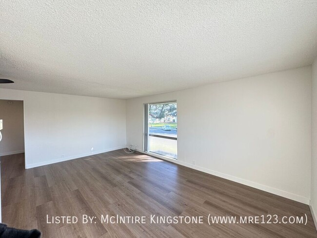 Building Photo - A Beautifully Renovated 2BD 1BA Apartment ...