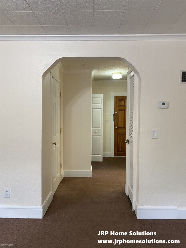 Building Photo - 2 br, 1 bath Triplex - 412 N West Ave Apt 2