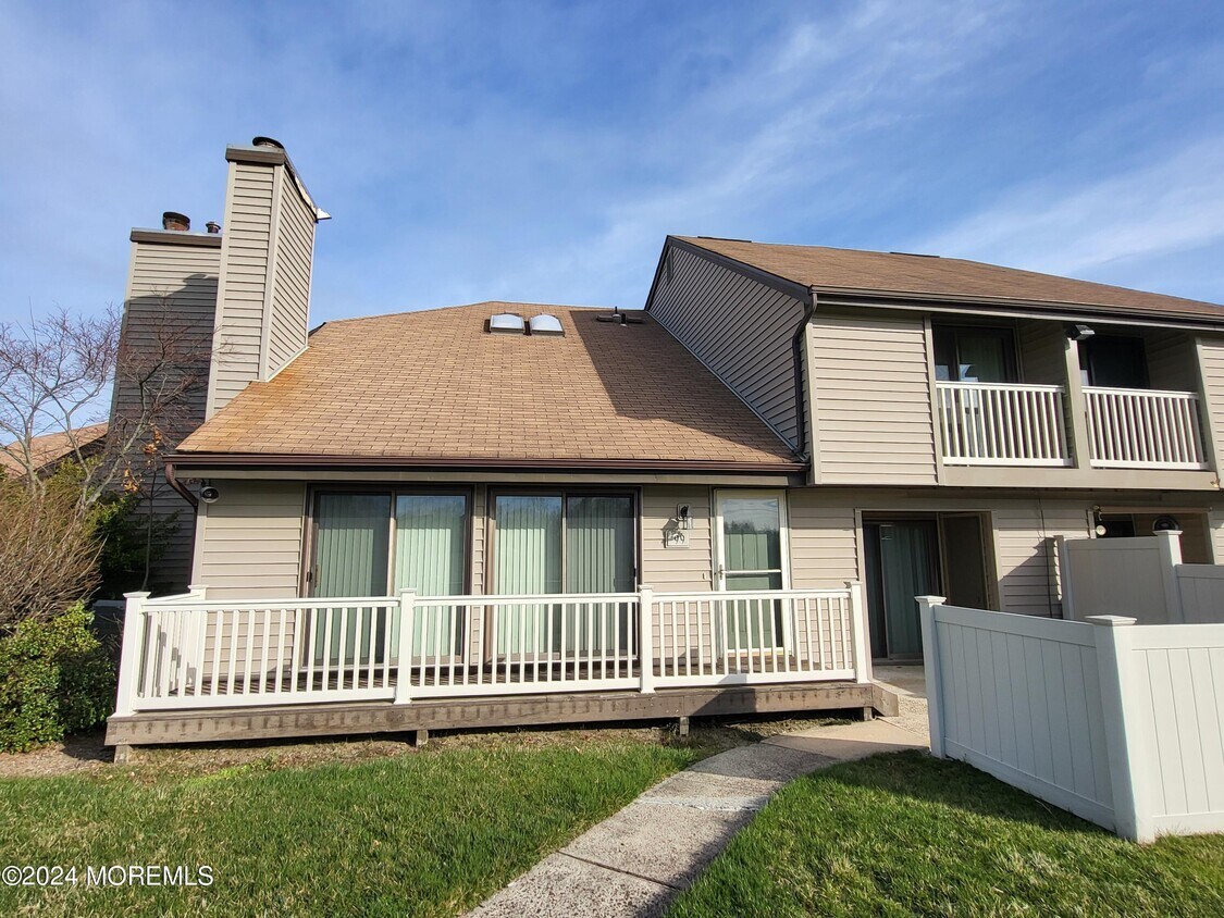 Primary Photo - 99 Cotswold Cir