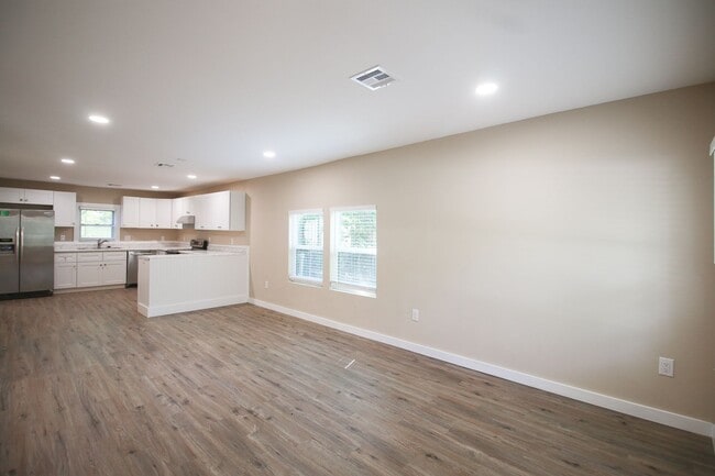 Building Photo - Recently Remodeled 3 Bed 2 Bath!