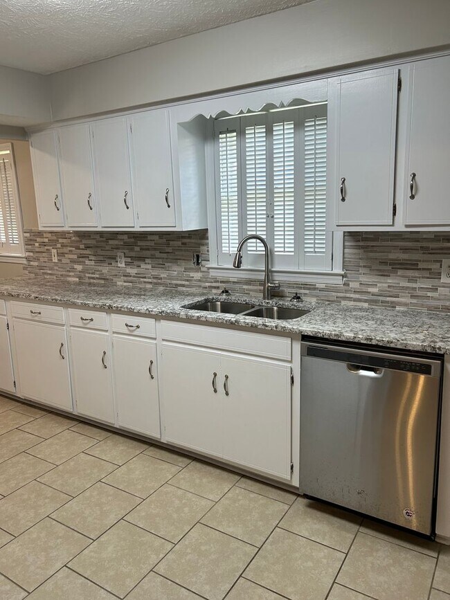 Building Photo - 3 bedroom 2 bath Windsor Park