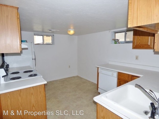 Building Photo - 767 E Lisonbee Ave