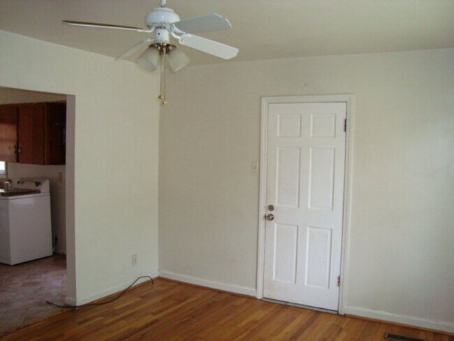 Foto del edificio - Two Bedroom One Bath with fence available ...