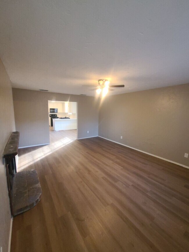 Foto del edificio - 2/1.5 covered parking, fireplace