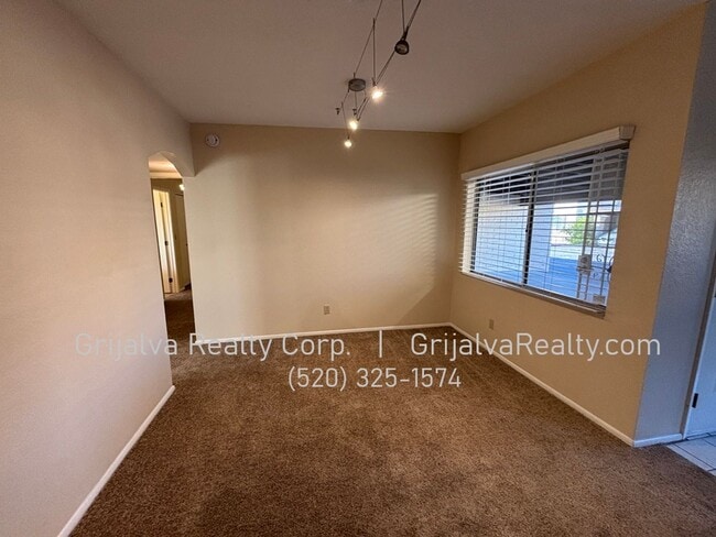 Foto del edificio - Cute 2 Bedroom, 2 Bath Townhome  *MOVE-IN SPECIAL* (Speedway/Wilmot)