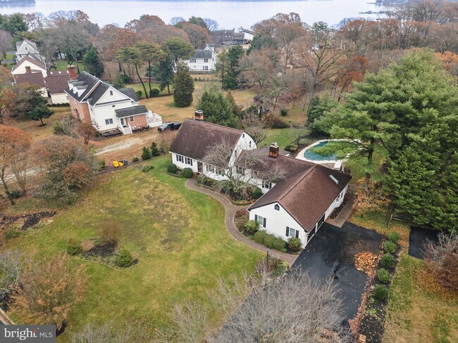Foto del edificio - 703 White Swan Dr