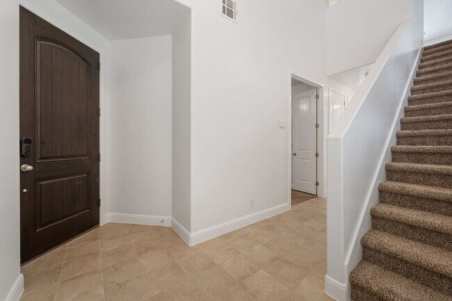 Foto del edificio - 325 N Red Stone Rd