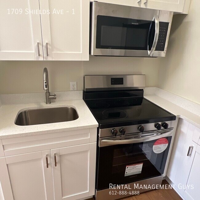 Foto del edificio - Huge One Bedroom with Living Room! Complet...