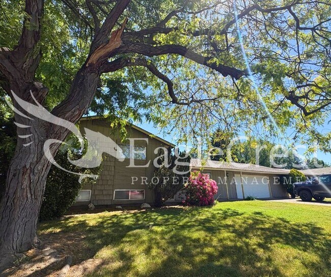 Building Photo - 3 Bedroom 2 Bathroom Single Family Home With Great Outdoor Space!!