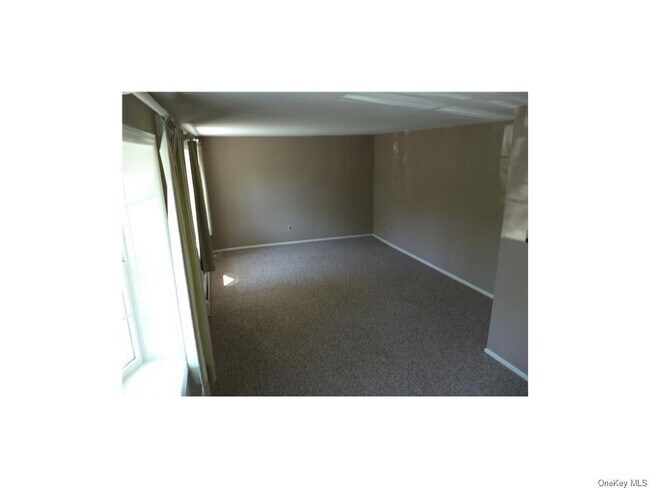 Foto del edificio - 12 Strawtown Rd