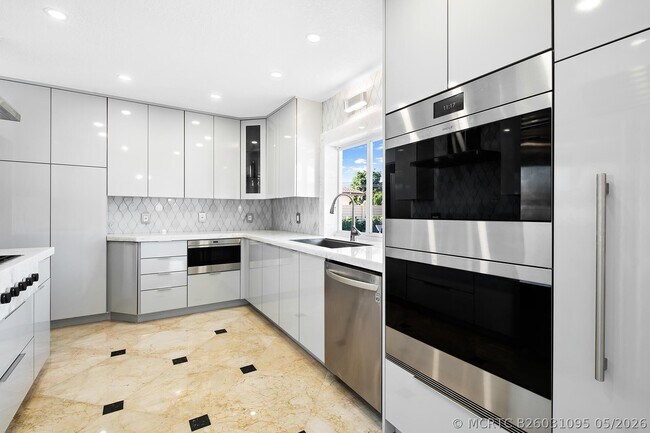 Building Photo - 4761 Bayview Dr