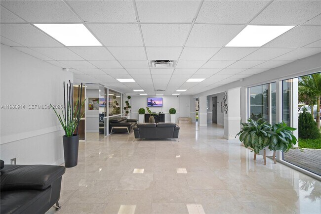 Foto del edificio - 7904 West Dr