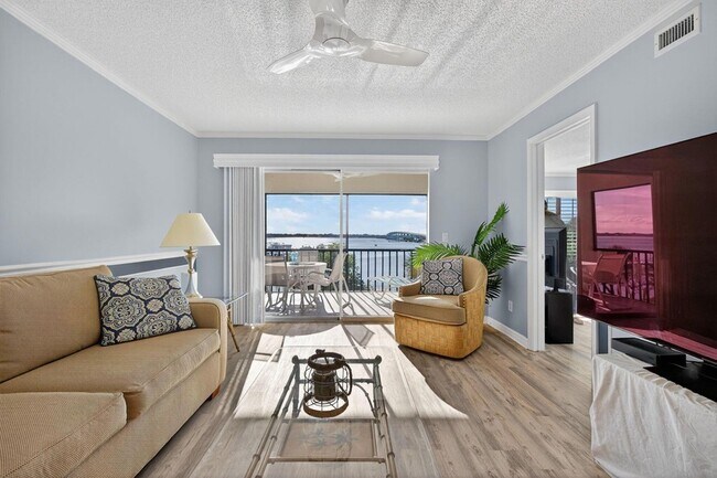 Building Photo - 390 NE Edgewater Dr