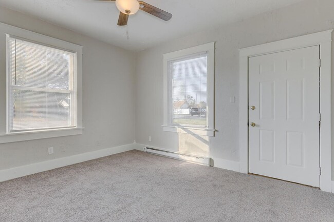 Building Photo - Dewey Duplex