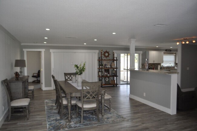 Building Photo - Direct salt water canal home