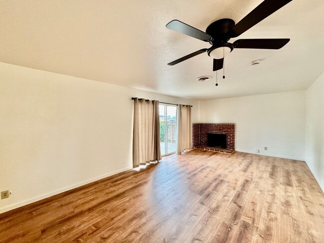 Foto del edificio - COMING SOON!  3 Bedroom, 2 Bath home with Easy Commute Access