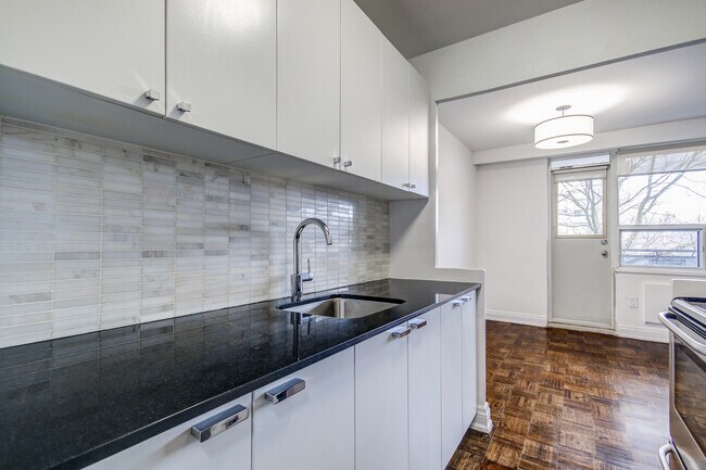 Photo du bâtiment - 1833 Bayview Ave
