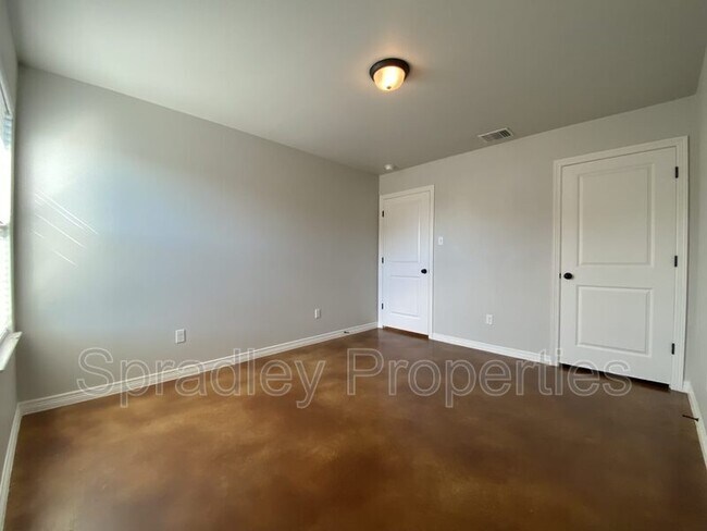 Building Photo - 208A Juniper Dr