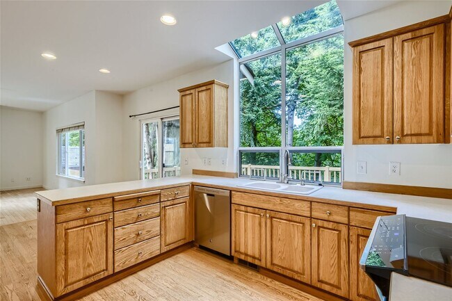 Foto del edificio - Spacious 4-Bedroom Home in Kenmore | Priva...