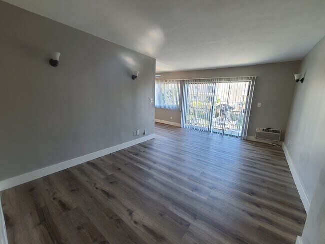 Building Photo - 345 S Manhattan Pl