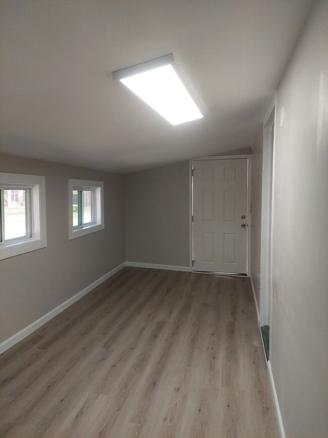 Building Photo - Cute duplex Jordan/ Johnson area Move in Ready
