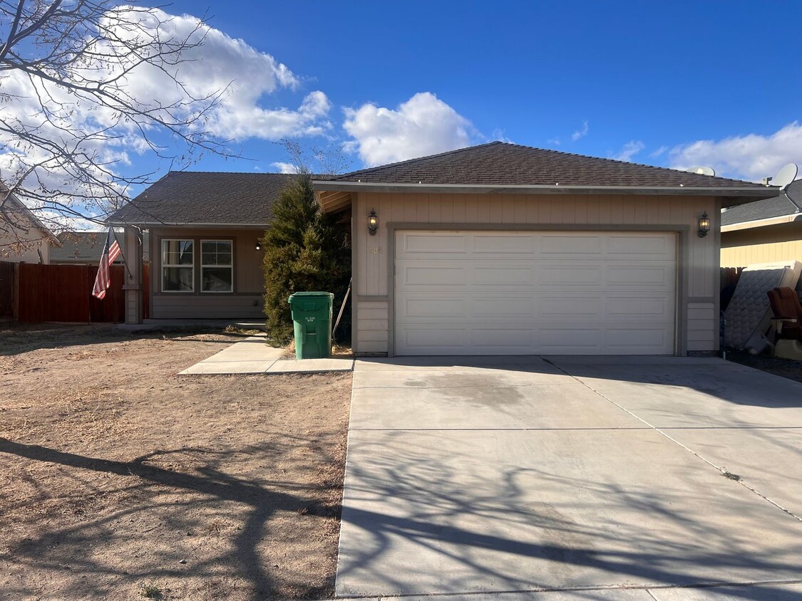 Foto principal - 3 bedroom home in Donner Trails Estates