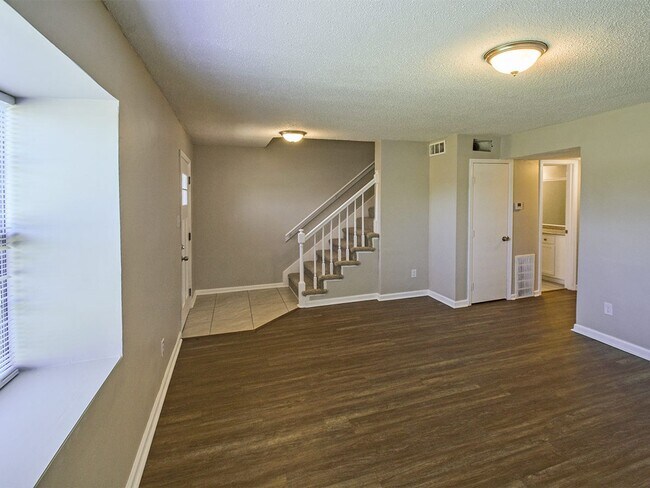 Building Photo - UPDATED 3 bed, 2.5 bath duplex on cul-de-s...