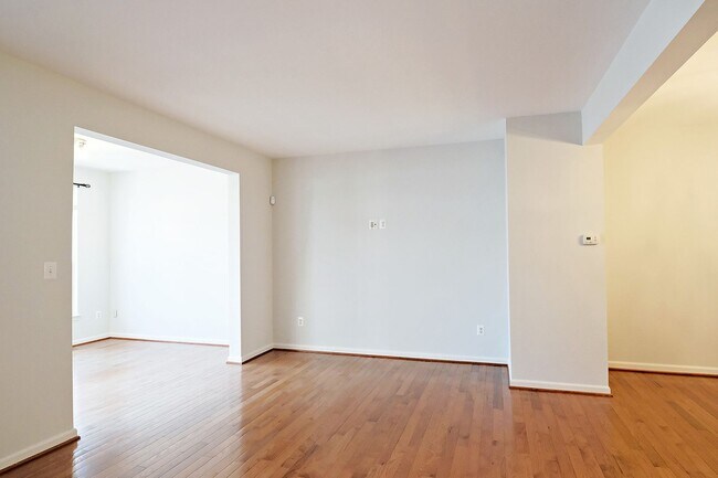 Foto del edificio - Dog-Friendly 4BR Cherry Hill Townhome with 2-Car Garage