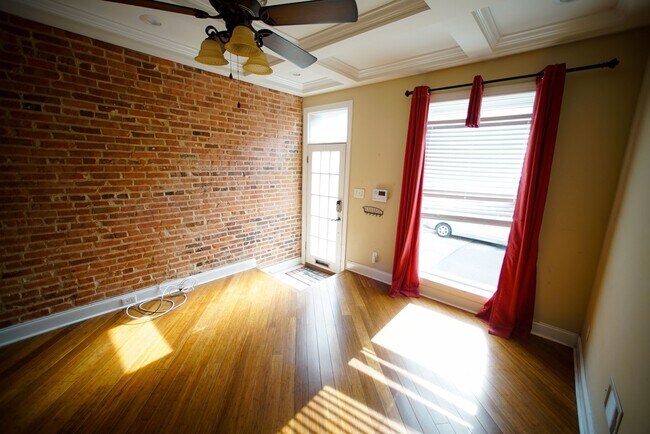 Foto del edificio - 109 S. Curley St/2 bedroom, 2.5 bath Townh...