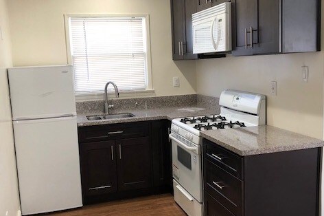 Kitchen - 916 N Screenland Dr