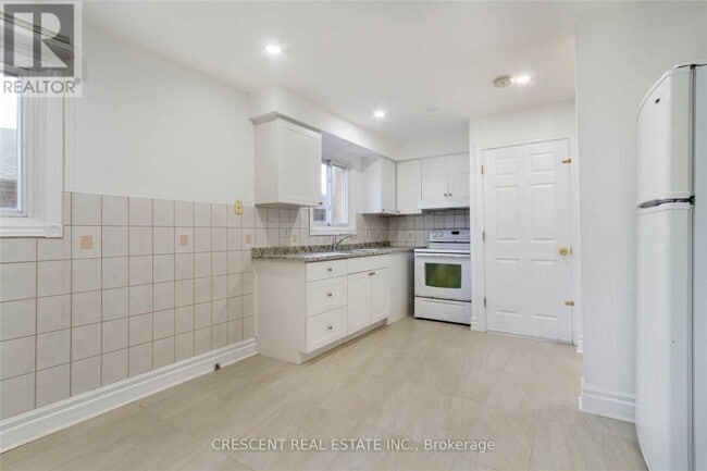 Building Photo - 4036 Dunmow Crescent