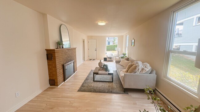 Foto del edificio - PRELEASING FOR LATE AUGUST: Classic 5bdrm/2 bath High St house with parking!