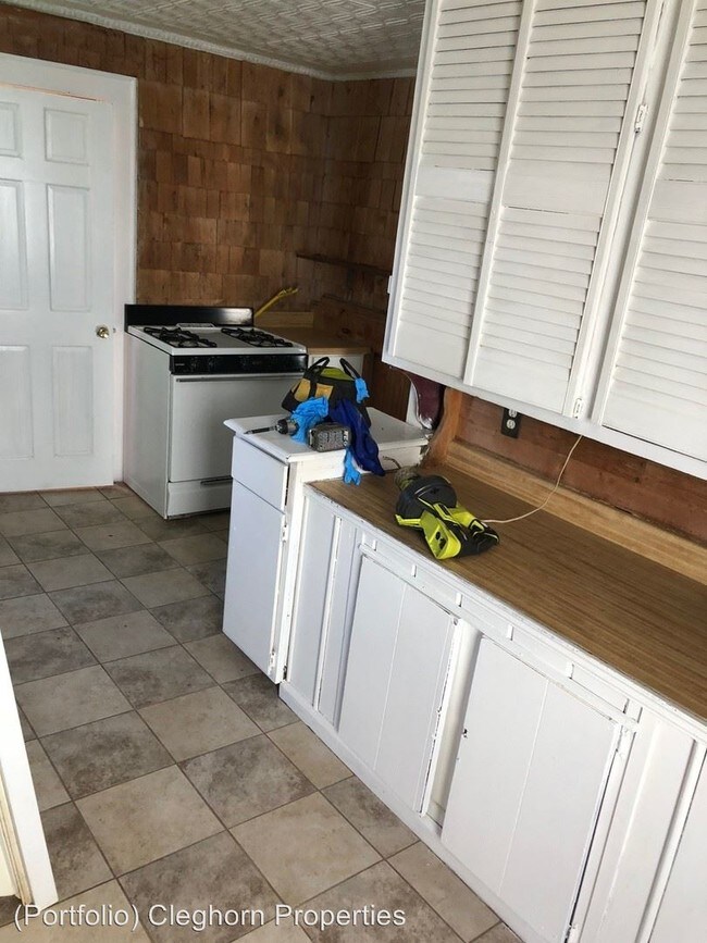 Building Photo - 4 br, 1 bath House - 322 Elm Street
