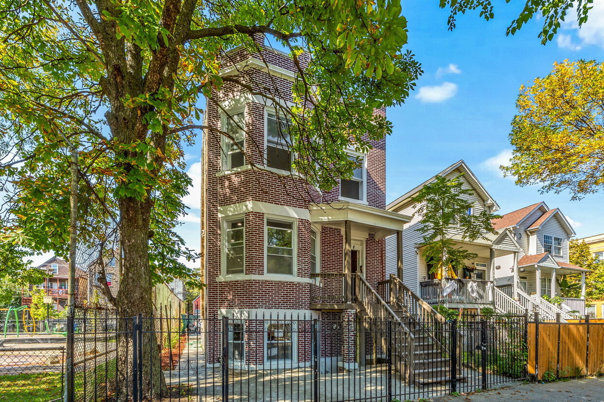 Foto principal - 2408 S Trumbull Ave