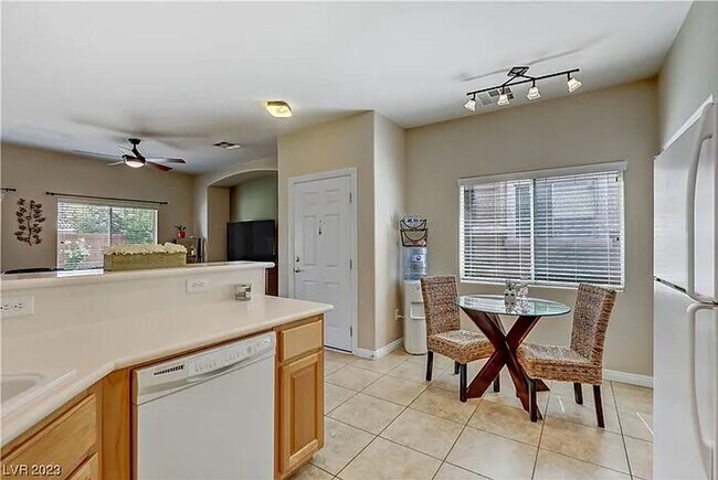 Foto del edificio - Updated 3BR Townhome w/ Private Yard in Gated-Style Community