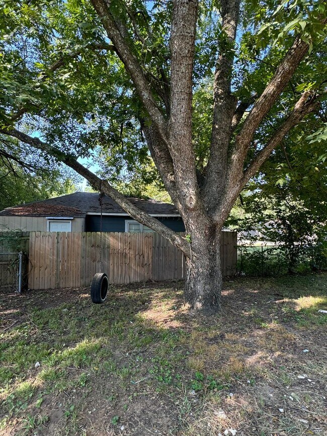 Building Photo - 4 Bedroom 2 Bath With Large Yard