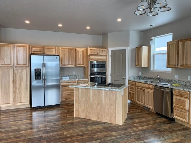 Building Photo - Sigle Family in East Valley