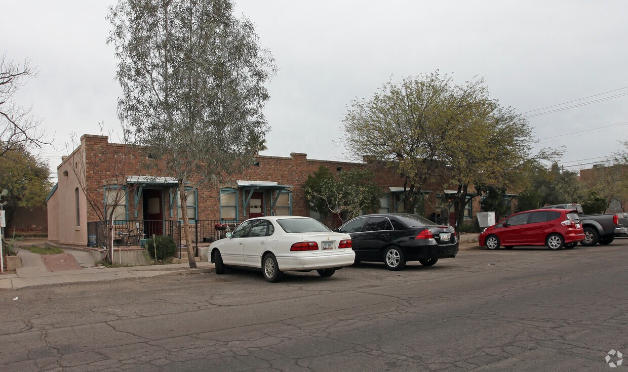 Primary Photo - 735 E 10th St