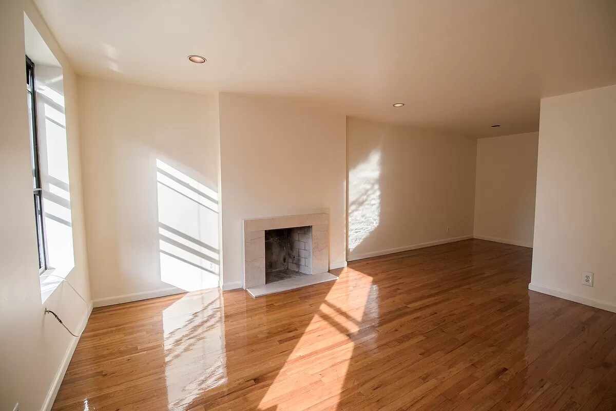 Primary Photo - Large Junior 1BR, recently renovated