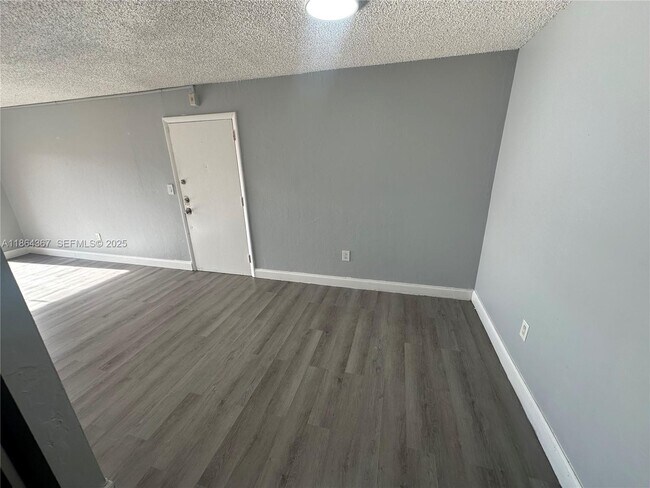 Foto del edificio - 7200 Fairway Dr