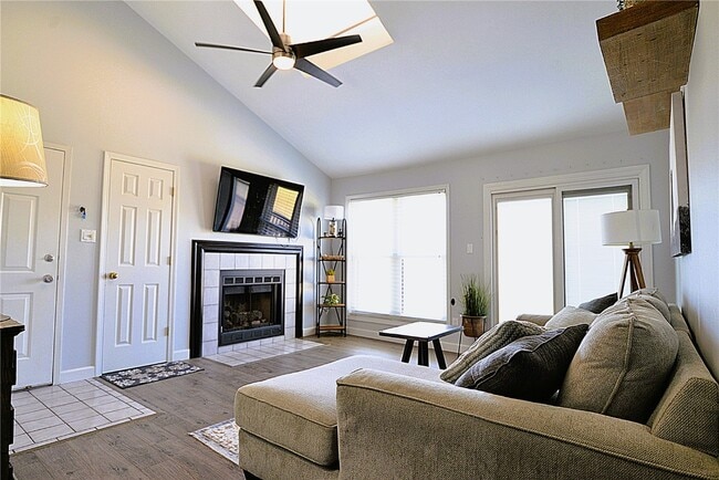 Building Photo - 5101 Hollow Wood Ct