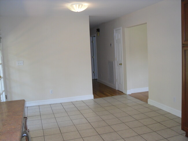 Building Photo - 983 E Valley Dr