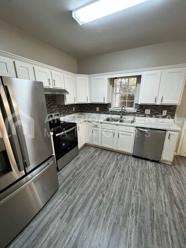 Building Photo - Townhome For Rent In Pelham,AL...Available...