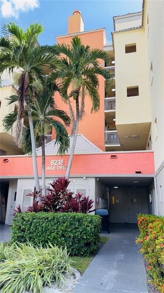 Foto del edificio - 8235 Lake Dr