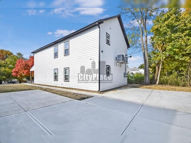 Building Photo - 2809 E Riverside Dr