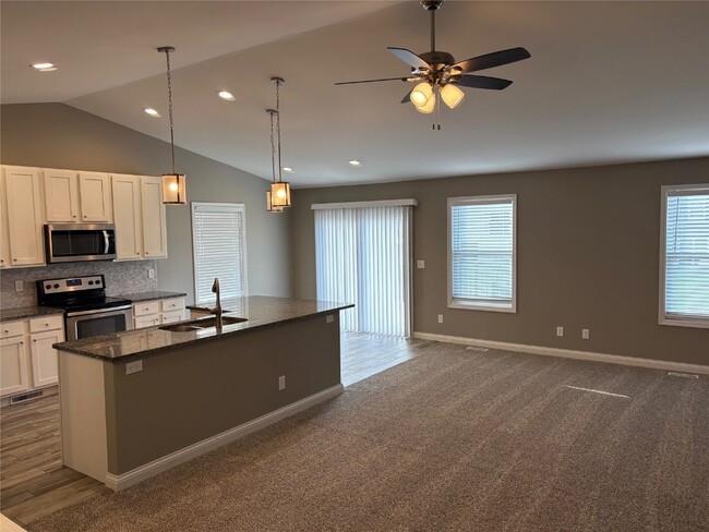 Building Photo - 22 Tennis Ct