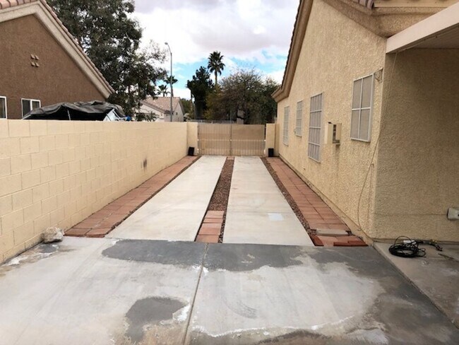 Building Photo - 8960 Tumbling Pebble Way
