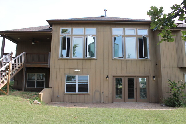 Building Photo - Spacious Home