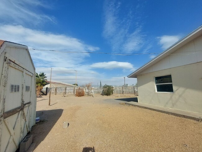 Building Photo - 3 bedroom 2 bathroom beautiful rental ! Av...