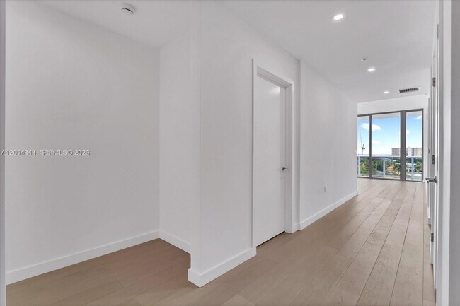 Foto del edificio - 9201 E Bay Harbor Dr